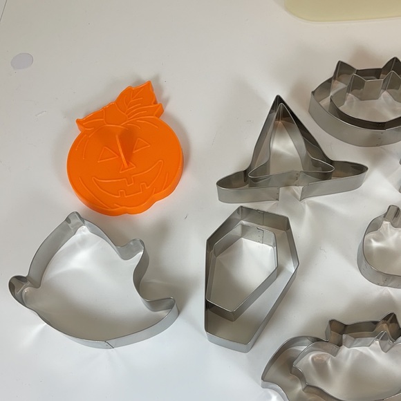 21 Cookie Cutters with a Tupperware 17 cup Storage Box - Picture 2 of 7